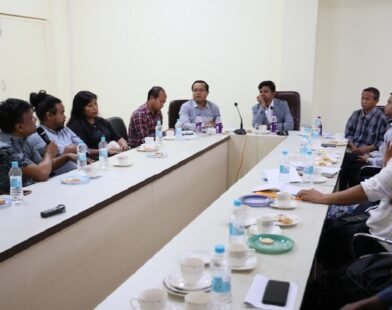 I& PR Commissioner & Secretary convened meeting with filmmakers of the state