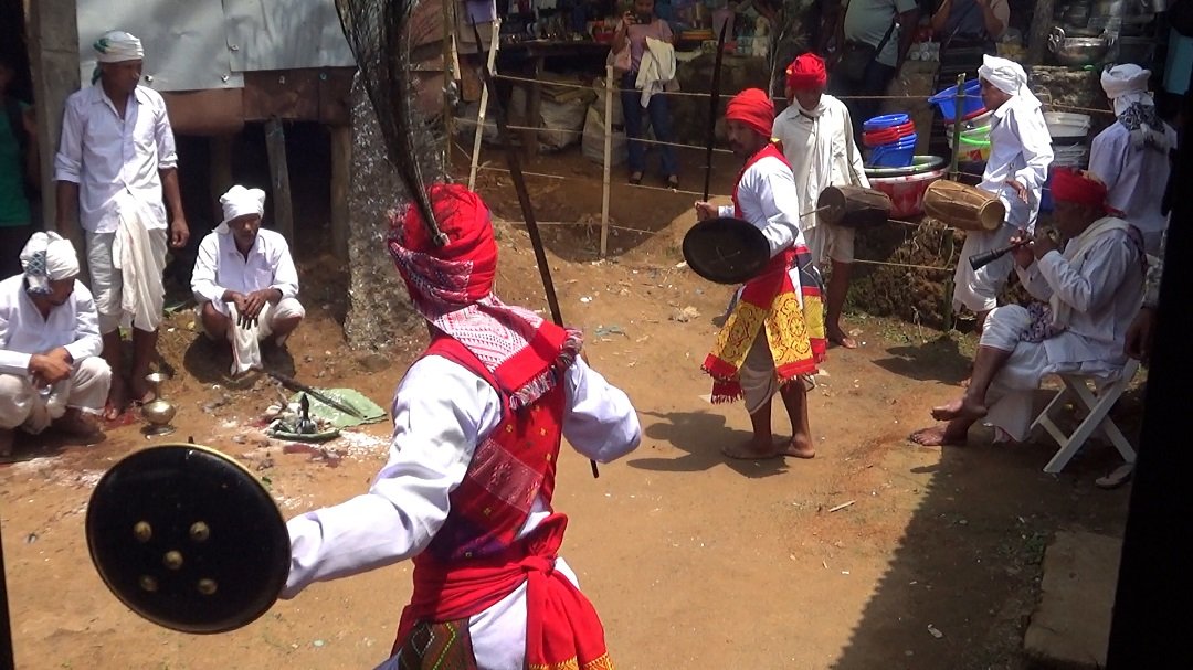 Nongpoh, 23 April 2025. Ka lehniam leh rukom bad ka duwai ka phirat da kaba pynlong iaka knia ka khriam bad ka luh ka khan da kaba bud ryntih iaka jinglehniam u khun khasi kum ka kitbok kitrwiang, ka pynehbok ehksaw iaka long ka man bad ruh ka duwai ka phirat na ka bynta ka bit ka biang jong ki khun ki hajar. Ka Dorbar Raid Marngar ha Ri Bhoi District kaba dei kawei na ki Raid ha kane ka District kaba hap hapoh ka jingpeit jingkhmih jong u Syiem ka Hima Mylliem, mynta ka sngi ka la pynlong iaka lehniam pomblang ha Nongpoh haka Iew jong ka Raid kaba la tip kum ka Iew Nongpoh lane ka Iewmawlong kaba don haka shnong Iew Mawlong. Ha kane ka jinglehniam la pynlong iaka duwai ka phirat, ka lehniam leh rukom, ka shad ka mastieh da akba wanrah ruh ia ka blang ban ainguh ha u nongbuh nongthaw ban kyrkhu kyrdoh iaka jingim ki khun ki hajar ba kin bha ka kam ka jam, ka kamai kajih, ka khaii ka pateng, ka koit ka khiah bad kumta terter. Haka jingpom blang la ong ba lada ka khlieh jong ka blang kaba la buh ban pynlong kum ka jingknia kan hap hajrong jong ka sla kamut kane ka snem kan bit kan biang bad kan bha kan miat hynrei lada ka khlieh jong ka blang kan hap sharud jong u sla ba la buh kamut ka snem kam dei ka snem kaba bha, kumba ka long mynta ka sngi, ka khlieh jong ka Blang kaba la knia ka la hap hapoh u sla uba la buh hakhmat bad u Syiem ka Raid Marngar u la ong ba kane ka snem ruh kan dei ka snem kaba bit kaba biang. Nalor ki lehniam leh rukom kiba la leh ha kane ka sngi, la wan ruh ban sakhi ia kane ka lehniam pomblang da u Syiem ka Hima Mylliem u Paiem Ainam Manik Syiem, nangta ki Bakhraw Batri u Syiem Mylliem, ki longsan ki mansan kynthup de ia u Syiem ka Raid Marngar u Paiem Richard Syiemlieh ki longsan jong kane ka Raid bad kiwei kiwei. Haba iakren bad u Paiem Richard Syiemlieh uba dei u Syiem ka Raid Marngar hadien katei ka jinglehniam, u la pynpaw iaka jingkmen ba la lah ban pyndep iaka lehniam leh rukom haba rukom kaba dei bad kaba ym shem la don kano kano ka jingthut bad kaba sngewkmen eh ka dei kaba ka knia ka khriam ka dei kaba la pdiang da u nongbuh nongthaw bad ka kyrkhu kyrdoh ka dei kaba bit kaba biang ha kane ka snem.