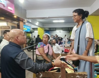 Bah Sanbor Shullai Visits Khyndai Lad, Encourages Street Vendors at MUDA Parking Lot