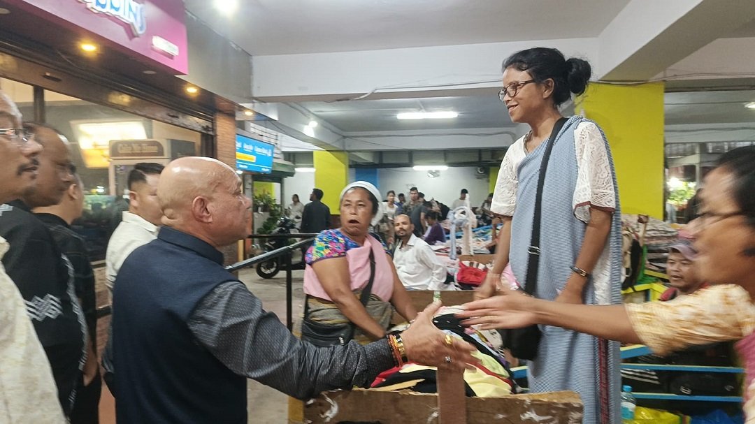 Bah Sanbor Shullai Visits Khyndai Lad, Encourages Street Vendors at MUDA Parking Lot