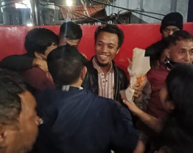 People Wait Late Into the Night to Welcome MCTODA President and Leaders