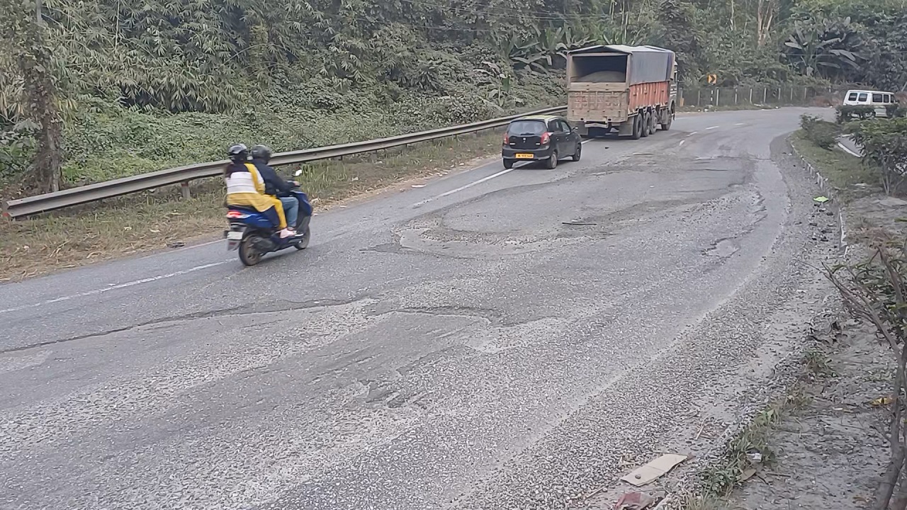 Heavy Traffic, Poor Road Condition on NH-6 in Ri Bhoi Sparks Public Outcry; Groups Demand Action from NHAI