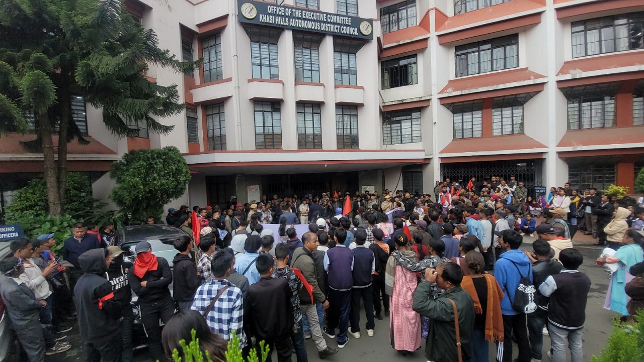 KHADC Protest Erupts Over Delay in Recognising New Syiem of Hima Sohra
