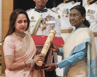 Khasi root bridge weaver Hally War received Padma Shri at Rashtrapati Bhavan