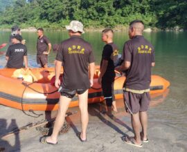 Meghalaya SDRF retrieves body of Shnongpdeng man from Umngot river SHILLONG, JUL 27: The SDRF on Sunday recovered the body of a Shnongpdeng resident who drowned in the Umngot River. The search operation began at 9:30 a.m. after the incident was reported. SDRF personnel, aided by locals, used a Rescue Inflatable Boat and barbed wire to trace the body, which was found at 4:10 p.m. Police completed the required formalities before the body was handed over to the family, officials said.