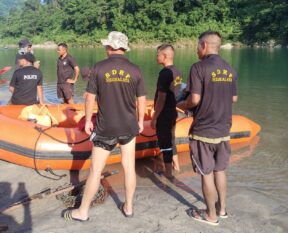 Meghalaya SDRF retrieves body of Shnongpdeng man from Umngot river SHILLONG, JUL 27: The SDRF on Sunday recovered the body of a Shnongpdeng resident who drowned in the Umngot River. The search operation began at 9:30 a.m. after the incident was reported. SDRF personnel, aided by locals, used a Rescue Inflatable Boat and barbed wire to trace the body, which was found at 4:10 p.m. Police completed the required formalities before the body was handed over to the family, officials said.