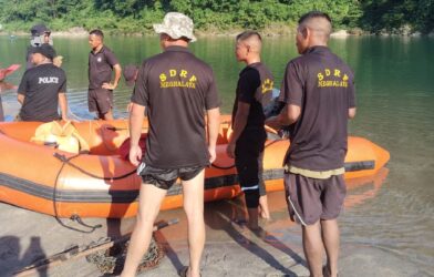 Meghalaya SDRF retrieves body of Shnongpdeng man from Umngot river SHILLONG, JUL 27: The SDRF on Sunday recovered the body of a Shnongpdeng resident who drowned in the Umngot River. The search operation began at 9:30 a.m. after the incident was reported. SDRF personnel, aided by locals, used a Rescue Inflatable Boat and barbed wire to trace the body, which was found at 4:10 p.m. Police completed the required formalities before the body was handed over to the family, officials said.