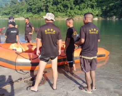Meghalaya SDRF retrieves body of Shnongpdeng man from Umngot river SHILLONG, JUL 27: The SDRF on Sunday recovered the body of a Shnongpdeng resident who drowned in the Umngot River. The search operation began at 9:30 a.m. after the incident was reported. SDRF personnel, aided by locals, used a Rescue Inflatable Boat and barbed wire to trace the body, which was found at 4:10 p.m. Police completed the required formalities before the body was handed over to the family, officials said.